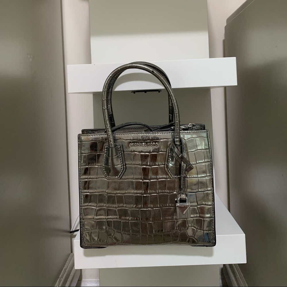 Micheal kors bag, mideum size , gray color